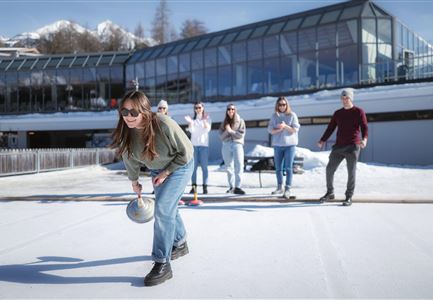 Eisstockschießen am Eislaufplatz in Seefeld
