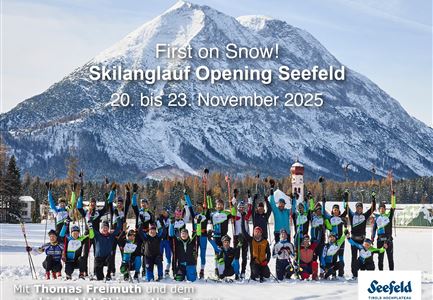 Eine Gruppe von Menschen steht auf einem verschneiten Gebiet mit Bergen im Hintergrund. Sie feiern die Eröffnung des Skilanglaufs in Seefeld vom 20. bis 23. November 2025.