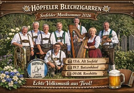 Een volksmuziekgroep draagt traditionele kledij en speelt instrumenten in de open lucht. Op de achtergrond zijn bloemen en een hek te zien, terwijl een bierpul en een bord met evenementdata op de voorgrond staan.