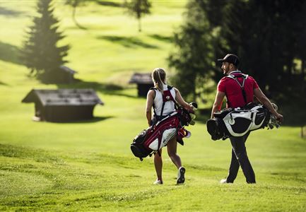 Golfer mit Golfbag