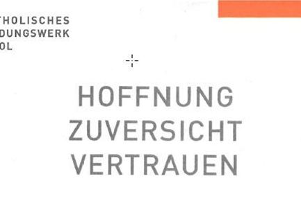 Ein schlichtes Logo des Katholischen Bildungswerks Tirol. Es zeigt die Wörter "Hoffnung", "Zuversicht" und "Vertrauen".
