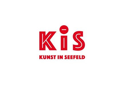 Ein einfaches Logo mit den Buchstaben "KiS". Darunter steht "KUNST IN SEEFELD" in roter Schrift.