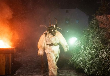 Krampus mit Feuer und grpner Pyro