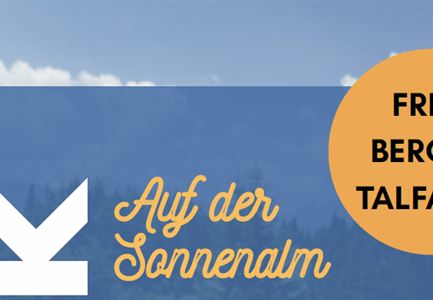 Ein Schild mit der Aufschrift "Auf der Sonnenalm" und der Information "Freie Berg- & Talfahrt". Im Hintergrund sind Bäume und ein klarer blauer Himmel zu sehen.