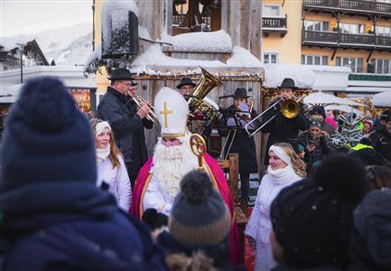 Nikolauseinzug mit Weisenbläsern