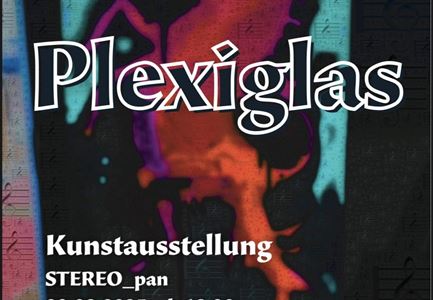 Eine Werbeanzeige für die Kunstausstellung "Plexiglas". Sie findet am 09.08.2025 statt und bietet ein DJ Live-Set zum Sonnenuntergang.