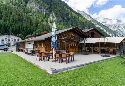 Polis Hütte im Sommer