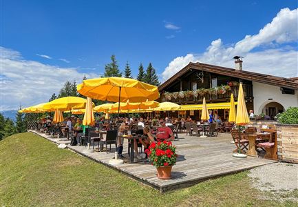 Ein einladendes Brunch-Angebot auf der Sonnenalm mit einem herrlichen Bergblick. Genießen Sie verschiedene Speisen und Getränke samstags und sonntags von 10:00 bis 18:00 Uhr.