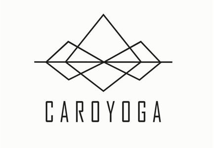 Un logo moderno con forme geometriche e il nome "CAROYOGA" in un carattere chiaro. Le linee sono semplici e stilisticamente eleganti.