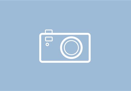 Eine einfache Kameraillustration auf blauem Hintergrund. Die Linien sind klar und minimalistisch.