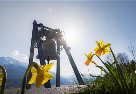 Friedensglocke im Frühling