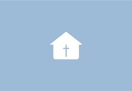 Ein einfaches Haussymbol mit einem Kreuz in der Mitte. Der Hintergrund ist in sanftem Blau gehalten.