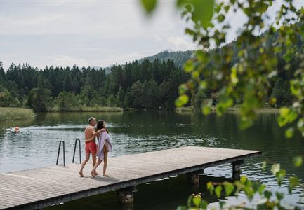 Paar auf dem Steg beim Wildsee