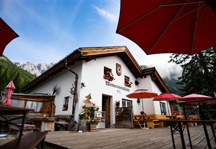Wettersteinhütte im Sommer