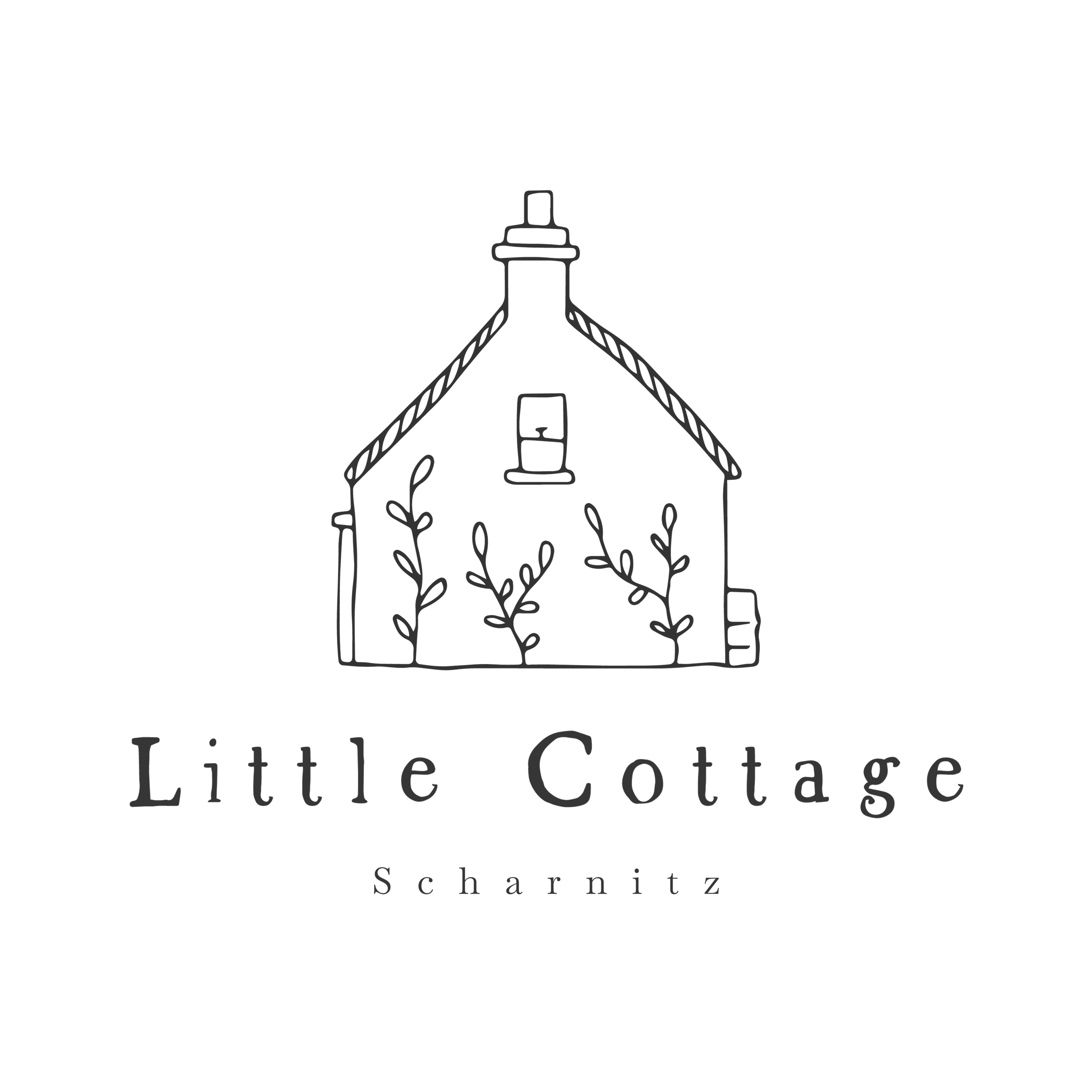 Ein einfaches, skizzenhaftes Haus mit Pflanzen um das Fenster. Darunter steht der Schriftzug "Little Cottage Scharnitz".