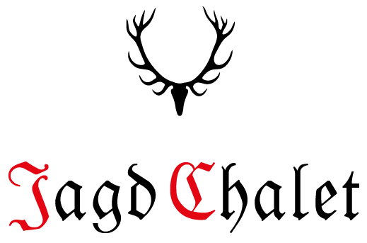 Ein stilisiertes Logo mit einem Geweih über dem Schriftzug „Jagd Chalet“. Das Design kombiniert schwarze und rote Elemente und vermittelt eine rustikale Atmosphäre.