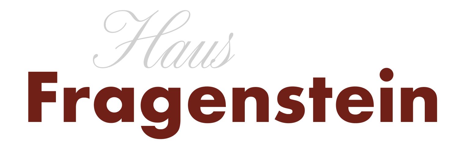 L'immagine mostra il logo di "Haus Fragenstein". Combina caratteri eleganti in diverse dimensioni e colori.