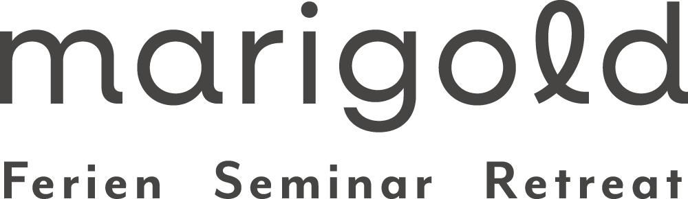 Ein schlichtes Logo mit dem Wort "marigold" und den Untertiteln "Ferien Seminar Retreat". Es vermittelt eine einladende Atmosphäre für Entspannung und Bildung.