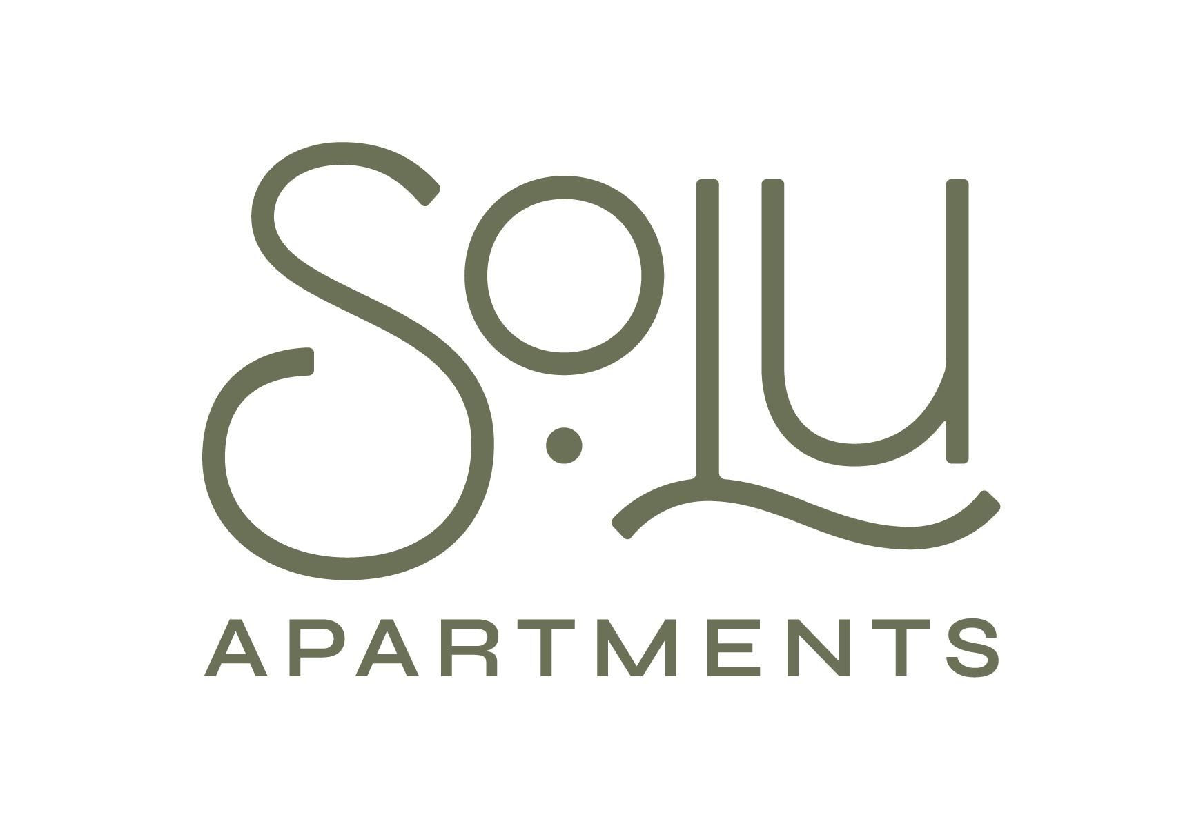Logo von Solu Apartments. Modernes Design in sanften Farben, das Gemütlichkeit und Stil ausstrahlt.