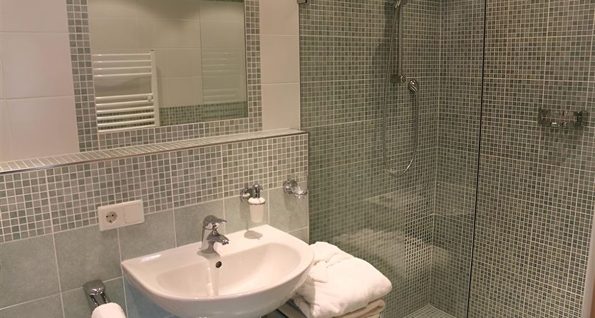 single room with bath tub, WC