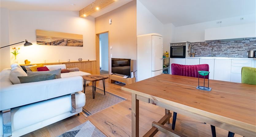 Grosser Wohnraum mit Wohnzimmer, Küche und Essbereich.