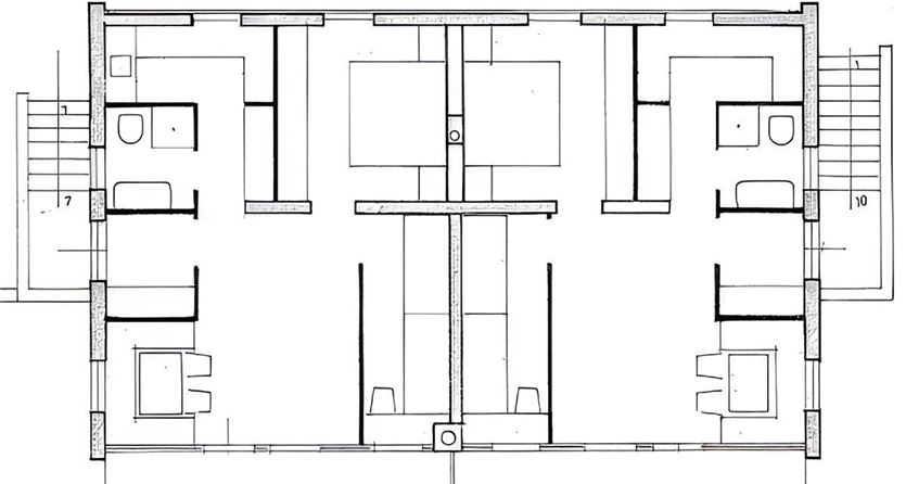 Il piano mostra una disposizione simmetrica di due unità abitative. Ogni unità dispone di un soggiorno, camera da letto e bagno.