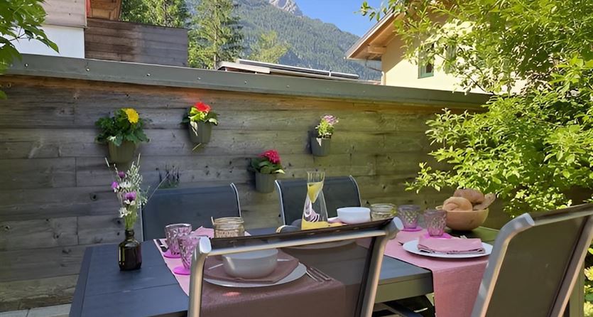 Dreamlike large garden.. Dining area with a view of the mountains.