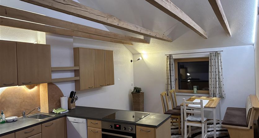 Eine moderne Küche mit einem Essbereich