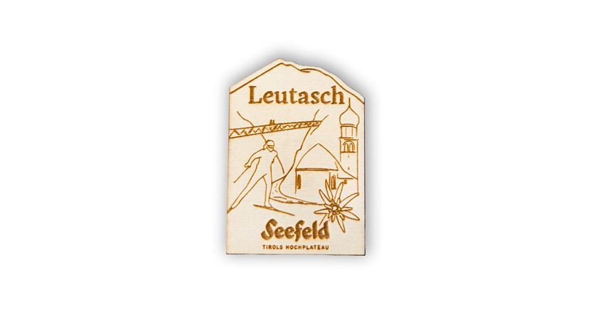 Ein dekoratives Schild mit der Aufschrift "Leutasch" und einer Abbildung eines Wanderers. Im Hintergrund sind Berge und ein Kirchturm zu sehen.
