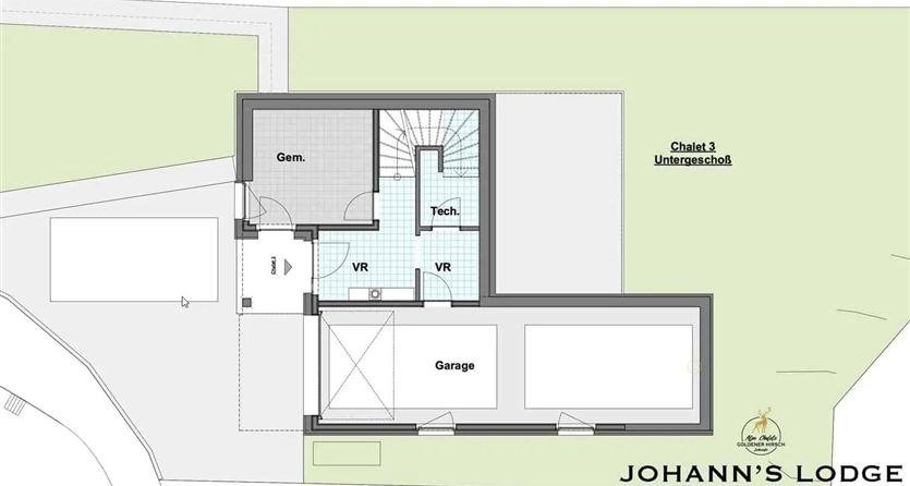 De plattegrond toont de indeling van de ruimtes in een chalet. Er zijn gebieden zoals een garage, techniek en verblijfsruimtes ingetekend.