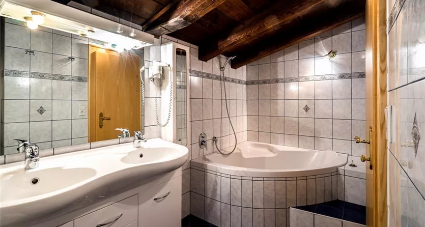 apartment/2 bedrooms/shower,bath tub,W
