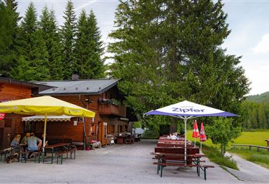 Exterior view of the Lottenseehütte