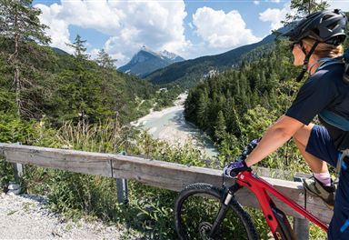 Mountainbikerin im Karwendeltal