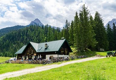 Möslalm mit Bergpanorama