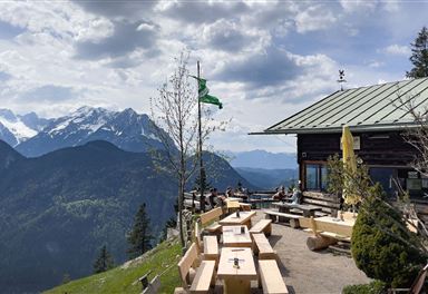 Brunnsteinhütte mit Bergblick