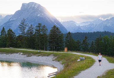 Hiking trail at the Gschwandtkopf reservoir