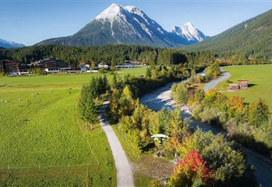 Herbstliches Leutaschtal mit Bergblick