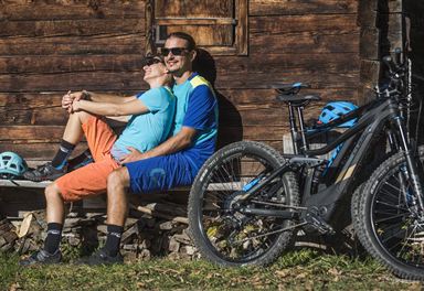 E-Bike-Pause bei Hütte
