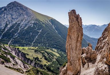 Eppzirler Scharte mit Blick zum Solsteinhaus - Karwendel Hoehenweg Etappe 2.jpg
