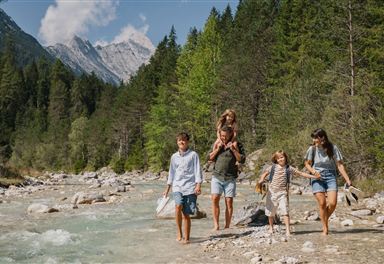 Familienwanderung an der Leutascher Ache