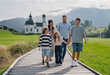 Familie vor dem Seekirchl