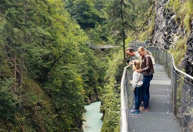 Familie in der Geisterklamm Leutasch
