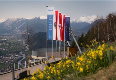 Friedensglocke Seefeld im Frühling