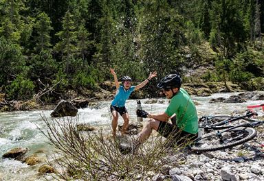 Gravelbike - Erfrischung an der Leutascher Ache.jpg