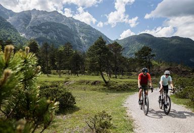 Gravelbiker zwischen Mittenwald und Scharnitz