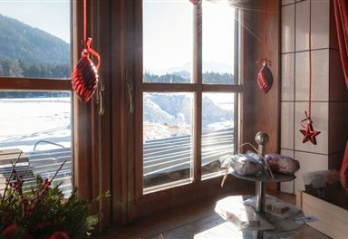 Window view in the Thoamlhof farm shop