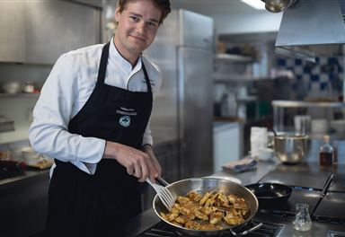 Kaiserschmarrn-Zubereitung in der Triendlsäge