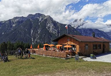 Katzenkopfhütte with mountain panorama