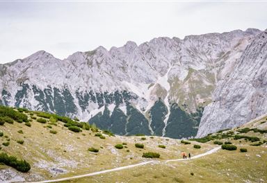 Lafatscher Hochleger Richtung Hallerangerhaus - Karwendel Hoehenweg Etappe 5 (2).jpg