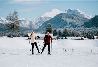 Langlaufen auf der Loipe Plaik